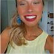 Profesora de inglés que imparte clases a niños de todas las edades