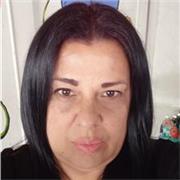 Profesor manualidades impartir clases a niños de todas las edades