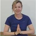 Profesora titulada en yoga, imparte clases de forma online y presencial