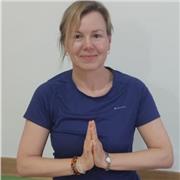 Profesora titulada en Yoga, imparte clases de forma online y presencial