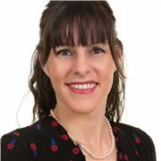 Ingénieure de formation, fille de prof, j'ai déjà donné des cours de soutien et j'aspire à me reconvertir dans le milieu de l'éducation