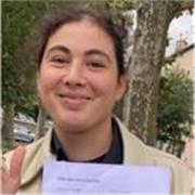Étudiante en licence de Lettres et Arts, et niveau c1 en anglais. 