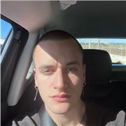 Chico jóven, con mucha fluidez en Inglés (C1) y con conocimiento en varios idiomas (francés, italiano, ruso y árabe)