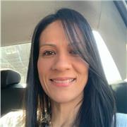 Profesora de comunicación imparte clases a niños, jovenes y adultos
