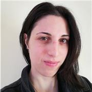 Studentessa universitaria di biotecnologie mediche, impartisce lezioni di materie scientifiche per studenti del liceo