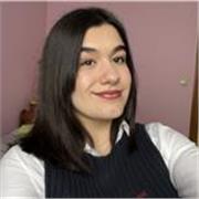 Profesora de inglés que imparte clases a niños de infantil y primaria