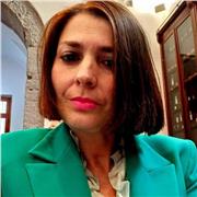 Docente di materie giuridiche impartisce lezioni di Diritto a studenti delle scuole secondarie di secondo grado