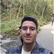 Um estudante de Química ensinando outros alunos. Resultados são comprovados e eficazes para todas as idades. Venha agendar sua aula!