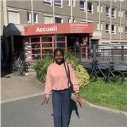 Enseignant pour aider l'élève à faire ses devoirs et pour inculquer une meilleure compréhension