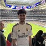 Profesor de fútbol joven para los que están empezando 