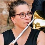 Flûtiste professionnelle et diplômée de l'enseignement artistique en flûte traversière moderne et traverso baroque. Professeur en Conservatoire