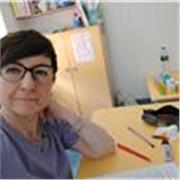 Insegnante di lettere impartisce lezioni di storia dell'arte a studenti delle scuole medie e superiori