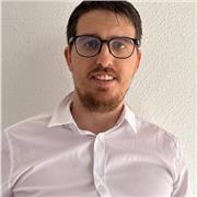 Profesor nativo de español que domina inglés, francés, italiano y portugués.