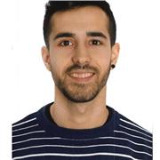 Profesor que imparte clases a niños y niñas de educación primaria y secundaria