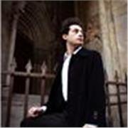 Diplomato in conservatorio in organo e composizione organistica. Offre lezioni di pianoforte, organo, teoria e solfeggio e armonia