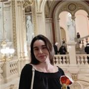 Risueña, empática, con gran capacidad de adaptación. Busco la educación personalizada a las necesidades del niño/a y su bienestar.