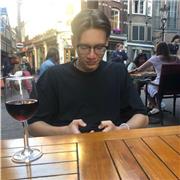 Student gibt Nachhilfe im Geschichtsunterricht