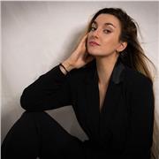 Profesora de canto con titulación en voice craft y Tecnica vocal. Especializada en canto moderno y clásico