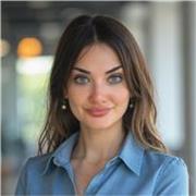 Profesora de habla española nativa da clases a estudiantes de habla inglesa o italiana