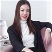 Scrittrice con esperienza di insegnamento privato decennale e laurea magistrale, disponibile per ripetizioni a distanza