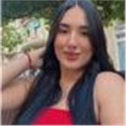 Chica responsable para trabajar como canguro, brindándole cariño y apoyo a los niños 