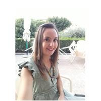 Profesora de educación infantil imparte clases de apoyo a niños de primaria