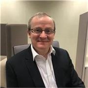 Directeur de relation client donne cours de lettres 