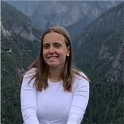 Profesora que imparte clases de química a alumnos de eso y bachillerato
