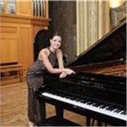 Sono Simona, pianista laureata al Triennio di Conservatorio e attualmente al secondo anno di Biennio. Offro lezioni di pianoforte