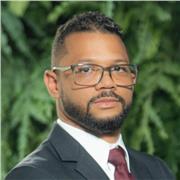especialista em direito administrativo pela PUC/SP