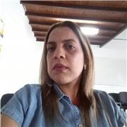 Profesora en áreas humanas y espirituales dicta clase a niños y jóvenes