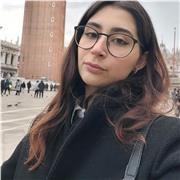 ragazza diplomata insehna storia ai bambini di elementari e medie
