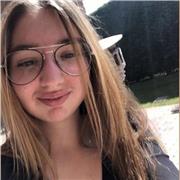 Studentessa impartisce lezioni di matematica a bimbi e ragazzi dalla prima elementare alla seconda superiore