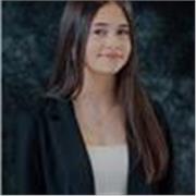 Étudiante offrant des cours d'anglais à de jeunes enfants ou collégiens en distanciel. 