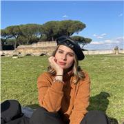 Neolaureata in Beni Culturali e archeologici, impartisce lezioni di latino per liceo e università