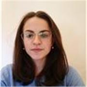 Ragazza con certificazione First B2 impartisce lezioni a bambini delle elementari, ragazzi delle medie e delle superiori