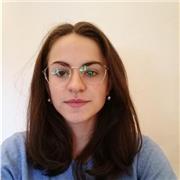 Ragazza con certificazione First B2 impartisce lezioni a bambini delle elementari, ragazzi delle medie e delle superiori