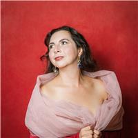 Descubre la magia del canto lírico y moderno conmigo, Lindsey De la O, soprano graduada del Conservatorio de Perugia, Italia. Con un máster en canto lírico y más de 16 años de experiencia, fusiono con pasión técnicas modernas y la sólida base del belcanto