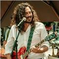 Músico profesional y productor con extensa experiencia en sesiones de estudio y giras internacionales da clases de guitarra y bajo