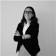 Docente impartisce lezione di diritto a studenti delle scuole medie, superiori e università