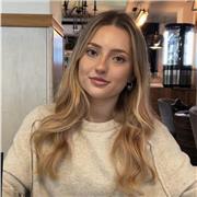 Profesora de inglés para todas las edades, adaptada a las necesidades y objetivos de cada alumno.