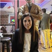 Profesora bilingüe da clase de francés