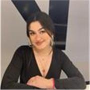 Profesora de inglés que imparte clases a niños de todas las edades los fines de semana