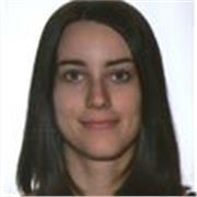 Laureanda in tecniche e scienze psicologiche. Ragazza che impartisce lezioni private di italiano a ragazzi stranieri