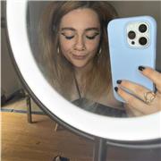 Española que ha vivido en Canada 4 años desde los 14 hasta los 19 año. Posteriormente, viviendo en sitios como Irlanda y Holanda.