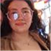 Estudiante universitaria con buenos conocimientos en matemáticas