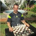 Entrenador profesional de ajedrez con experiencia en el dictado de clases en colegios