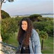 Me llamo María y soy graduada en Traducción e Interpretación por la Universidad de Granada (Inglés-alemán). Soy una apasionada de los idiomas, los viajes y los libros. He tenido la oportunidad de dar clases particulares desde hace un tiempo, y además, de 