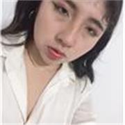 Profesora de matemáticas básicas que imparten clases a todos los niños