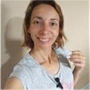 Profesor de Química imparte clases a niños hasta tercer año, enseñando Química basica y también Física básica